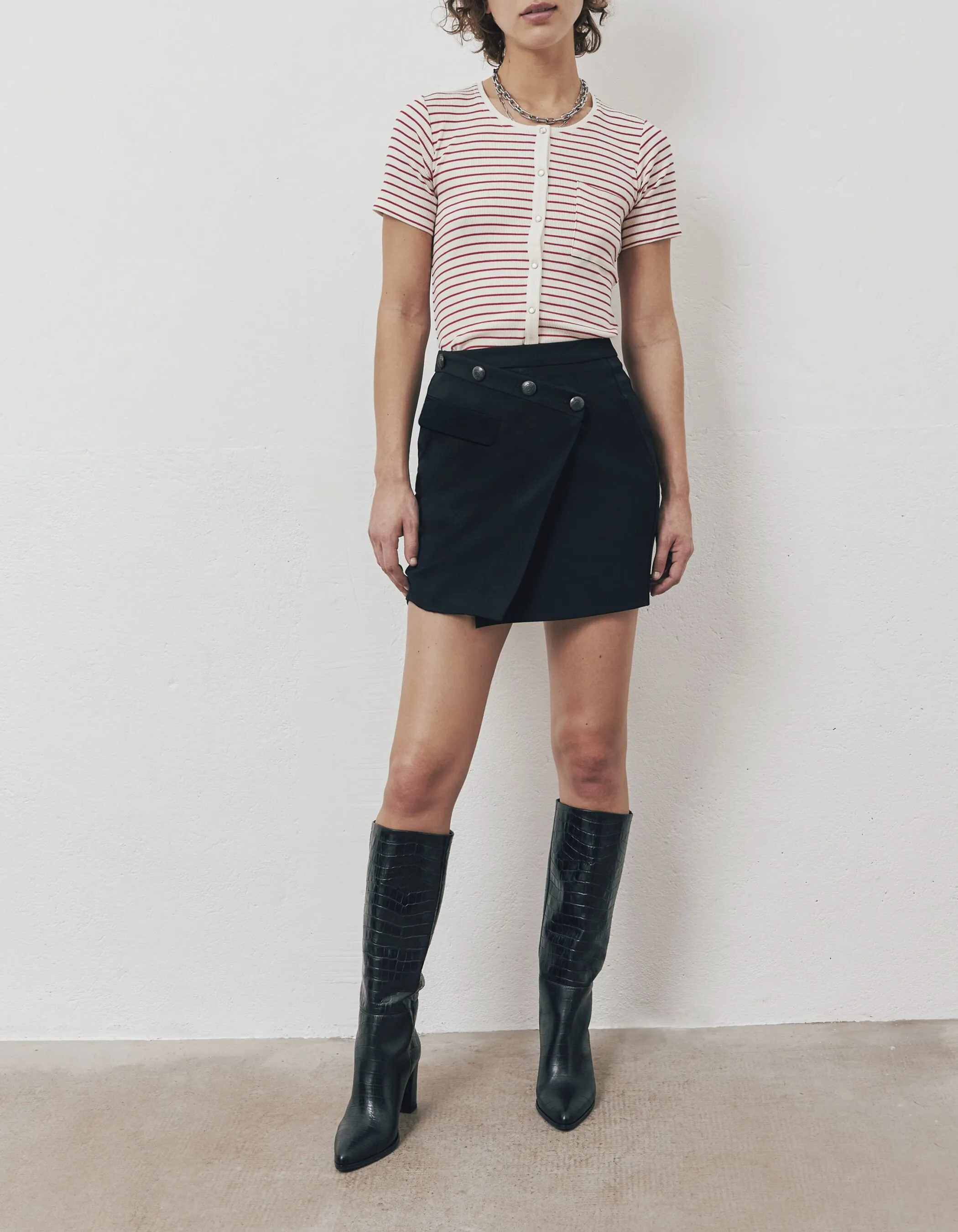 Jupe courte noire effet croisé boutons militaires femme