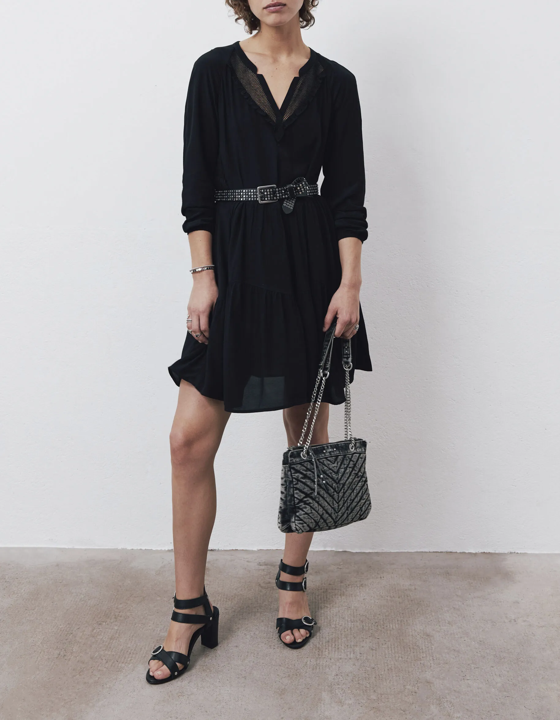Robe ample noire détails résille et volants femme