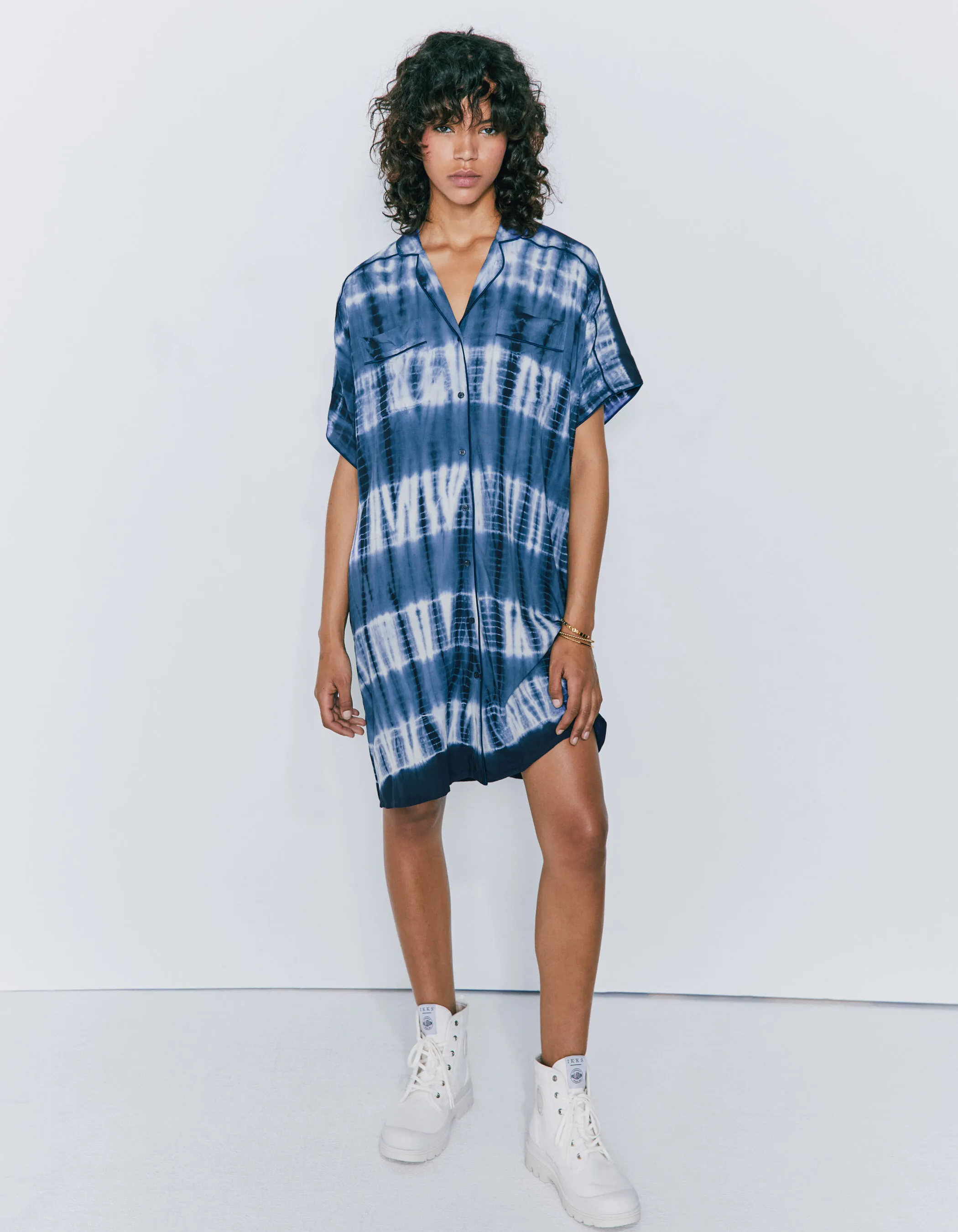 Robe courte boutonnée devant tie & dye bleu et blanc femme