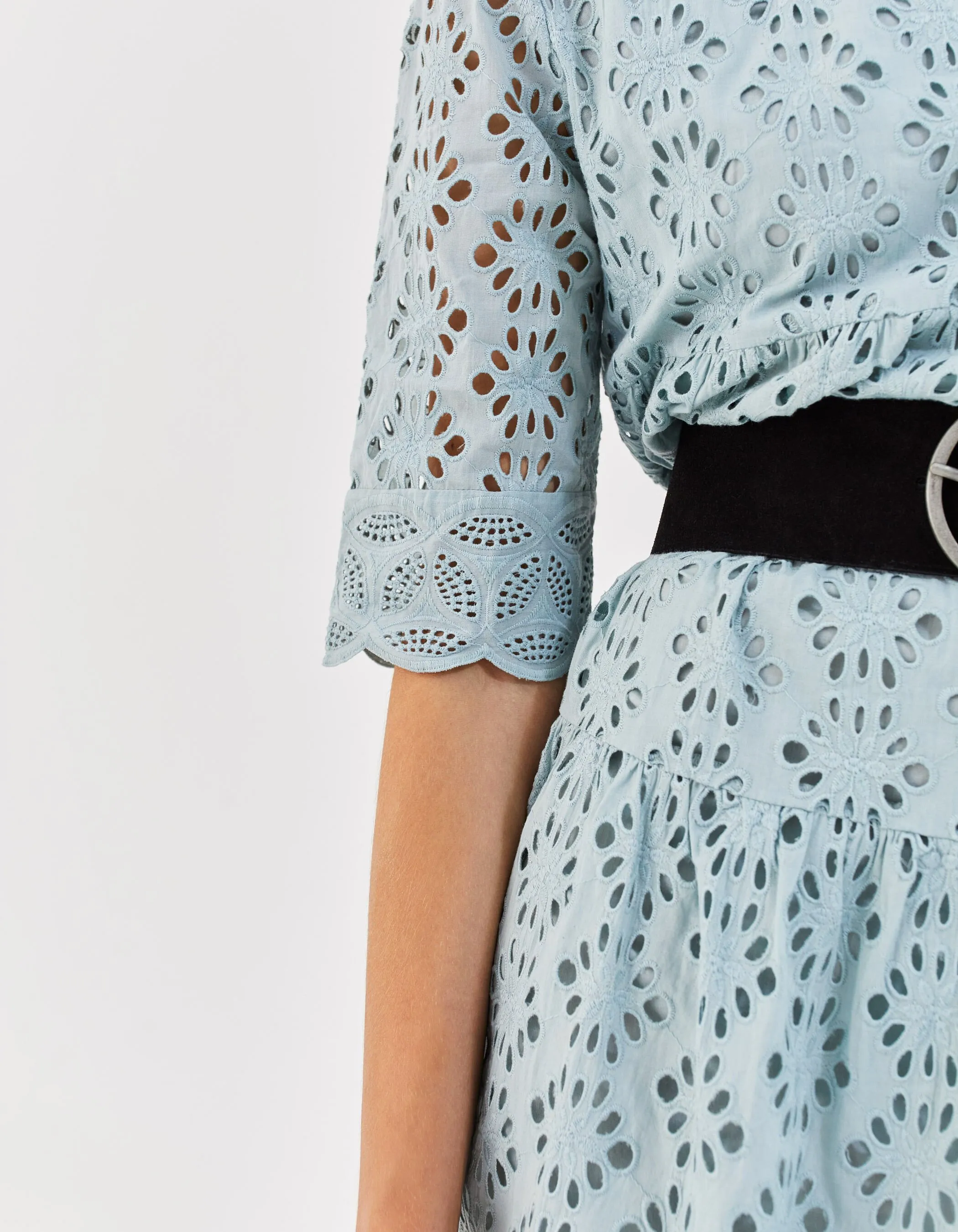 Robe courte coloris amande et broderies anglaises femme